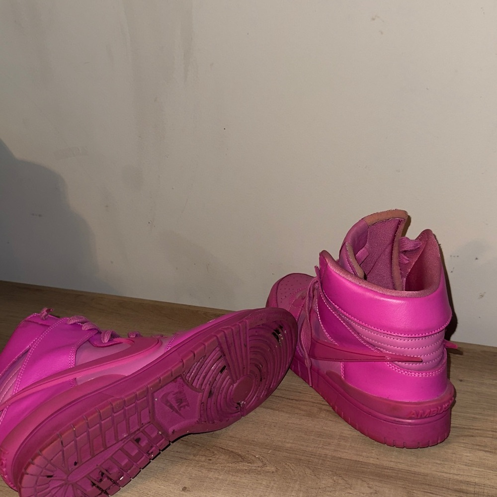 Nike Dunk High
AMBUSH Active Fuchsia - Picture 6 of 7